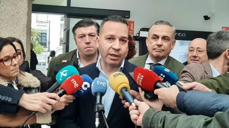 El presidente-portavoz del Grupo Vox en la Asamblea, Óscar Fernández Calle, en declaraciones a los medios tras participar en la ronda de contactos con el presidente de la Cámara regional, Manuel Naharro, para designar candidato a la investidura.