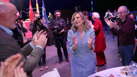 Cristina Ibarrola, aplaudiendo entre Javier Esparza y Miguel Sanz el pasado 24 de enero, en la celebración del Día de UPN