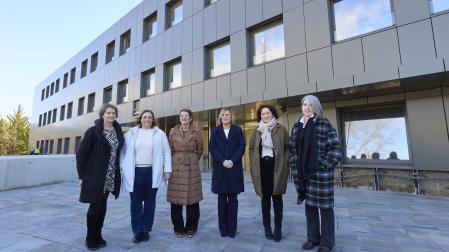 Chivite, junto a la delegada del Gobierno en Navarra, Alicia Echeverría; la consejera de Derechos Sociales, Economía Social y Empleo, Carmen Maeztu; la alcaldesa de Estella-Lizarra, Marta Ruiz de Alda; la futura directora de la residencia Urederra, Gema Urralburu; la directora gerente de la Agencia Navarra de Autonomía y Desarrollo de las Personas, Inés Francés; y la jefa de la Sección de Inversiones, Obras y Suministros, Miriam Huarte.