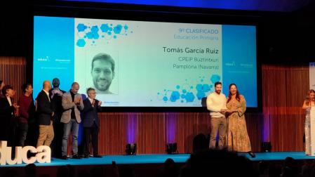 Tomás García Ruiz recibe su distinción como 9º finalista en la categoría de Educación Primaria, en la gala celebrada en La Coruña