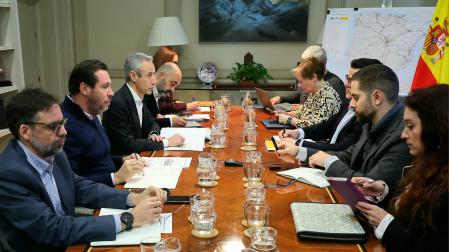 El ministro de Transportes, Óscar Puente (2i), durante la reunión este viernes con los sindicatos del sector ferroviario, en la sede del Ministerio.
