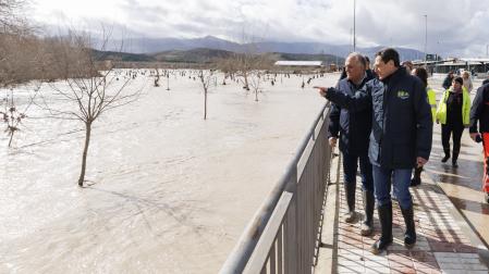 El presidente de la Junta de Andalucía, Juanma Moreno (d), visita este viernes 6 de febrero la localidad de Húetor Tájar, en la comarca granadina de Loja, gravemente afectada e incomunicada tras quedar rodeada por el agua tras desbordarse el río Genil.