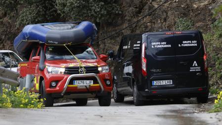 Un furgón de los servicios funerarios se dirige a recoger el cuerpo encontrado en la desembocadura del río Algarrobo durante la búsqueda de la mujer desaparecida hace dos días.