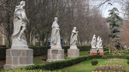 Fotos de la finalizaciòn del traslado de las estatuas del Paseo de Sarasate a los jardines de la Taconera