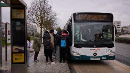 Varias personas suben a un autobús de la línea 18 en Sarriguren este 2 de febrero, día en que se incorporaron los cambios.