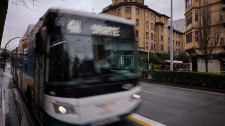 Una villavesa circula esta semana por el centro de Pamplona.