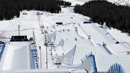 Vista general de trampolines en el parque Livigno Snow de Milano Cortina que acogerán las pruebas de salto de los JJ OO de Invierno