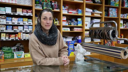 Edurne Ruiz en el estanco que ha mantenido abierto en Los Arcos mediante un traspaso.