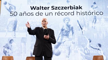 El jugador estadounidense Walter Szczerbiak durante el homenaje organizado por la ACB en Madrid al cumplirse el 8 de febrero 50 años del récord anotador de la historia de la liga, con 65 puntos