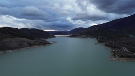 Imagen del embalse de Yesa a vista de dron el pasado miércoles. El agua llena casi el 70% del embalse frente al 15% del pasado mes de noviembre.