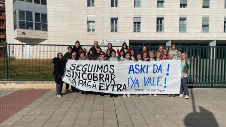 La plantilla del Santo Hospital durante la concentración este viernes por la mañana frente a la residencia