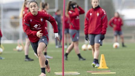 Marina Pérez, atacante de Osasuna, durante un ejercicio en Tajonar