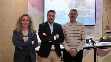 De izda. a dcha., Sandra Calvo, Alejandro Toquero y Eusebio Sáez, en la presentación de los datos