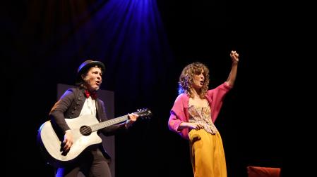 Garazi San Martín e Itsaso Etxeberria, en un ensayo de la obra.
