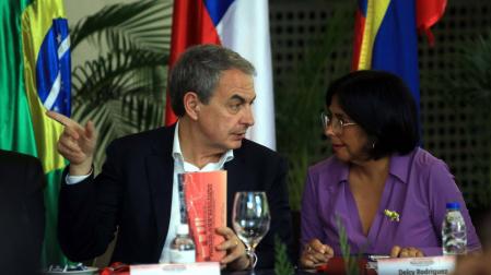 José Luis Rodríguez Zapatero charla con la hoy presidenta de Venezuela, bajo tutela de EE UU, Delcy Rodríguez, en un foro en Bolivia en 2024