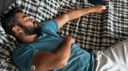 Imagen de un hombre en la cama