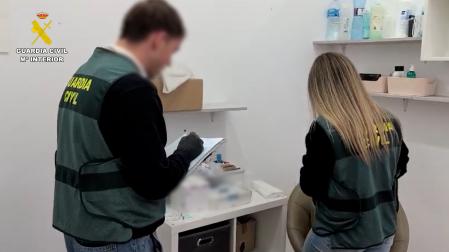 Agentes de la Guardia Civil, durante la investigación