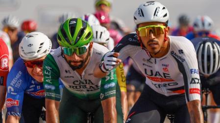 Sebastián Molano sorprende al esprint a Fernando Gaviria (Caja Rural) en el Tour de Omán