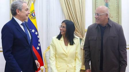 José Luis Rodríguez Zapatero, Delcy Rodríguez y Jorge Rodríguez en Caracas