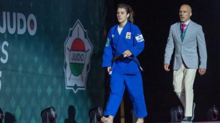 Ariane Toro, acompañada por su padre y entrenador José Toro, entrando al tatami de competición en un torneo anterior