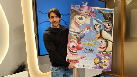 Raúl López Martín posa con el cartel que ha diseñado para los carnavales donostiarras de 2026