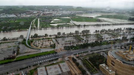 Vista del río Guadalquivir a su paso por la ciudad de Sevilla, cuyo cauce ha ocupado las zonas inundables que tiene en su recorrido por la capital