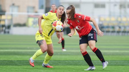 Alexia Jr., exrojilla y actual delantera del Villarreal, anotó el 1-0. En la imagen junto a la rojilla Porto
