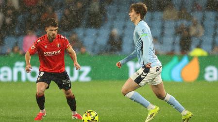 Iker Muñoz, durante el partido de Vigo junto al céltico Javi Rueda