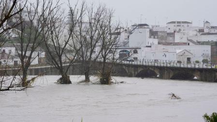 Vista del río Guadalete a su paso por Arcos de la Frontera. Andalucía se mantiene en situación de máxima alerta ante el empeoramiento de los efectos generados por el tren de borrascas de las últimas semanas