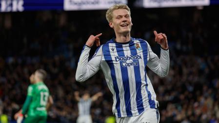 El delantero de la Real Sociedad Orri Óskarsson celebra tras marcar el tercer gol, durante el partido de LaLiga que Real Sociedad y Elche CF han disputado este sábado