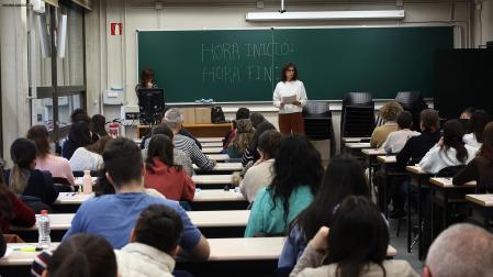 Fotos de la OPE de Administrativo que ha reunido a miles de personas en la UPNA