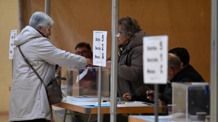 Aragoneses votan en un colegio electoral de Huesca