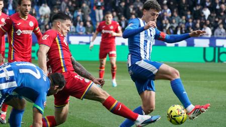 El futbolista del Alavés Antonio Blanco (d) lucha por la bola con Luis Vasques (i), del Getafe, durante su partido de LaLiga EA Sports disputado en el estadio de Mendizorroza, en Vitoria.