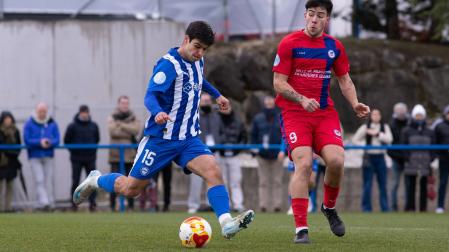 Ander Varona, del Alavés B, trata de dar un pase ante la presión de Goiko, de la Mutilvera