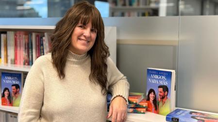 La escritora Isabel Arias posa con su libro 'Amigos, nada más'