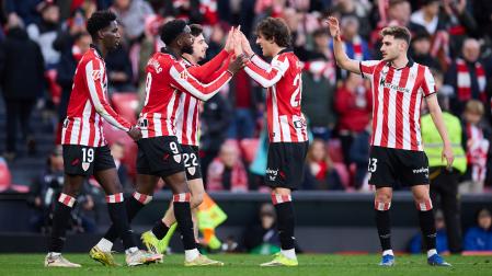 Nico Serrano celebra su gol con sus compañeros, el tercero del Athletic contra el Levante