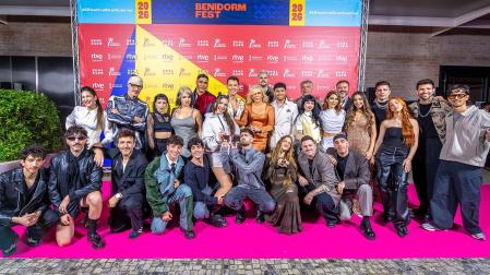 Foto de familia de los participantes, presentadores y organizadores del Benidorm Fest 2026