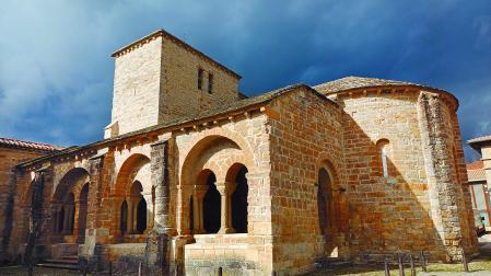 Iglesia de Gazólaz, cuyo pórtico fue añadido ya entrado el siglo XIII.