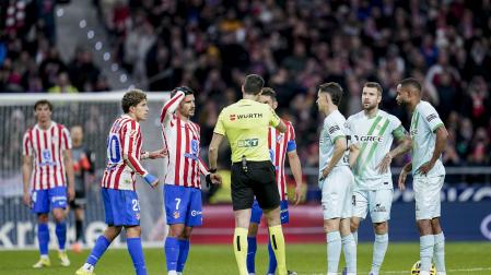 El Betis salió ganador del primer tiempo. Por el gol y por cómo enfiló el descanso, con todo bajo control