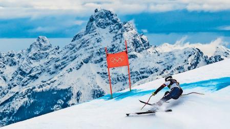 Lindsay Vonn, afrontando el descenso de 2.572 metros por la pista Tofana. Al poco de empezar, su bastón derecho se enganchó y la desequilibró