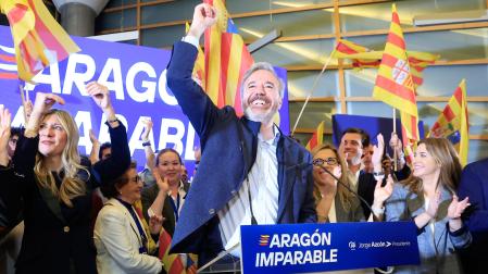El candidato  del PP a la Presidencia de Aragón, Jorge Azcón, celebra su victoria en la noche electoral de las elecciones autonómicas de Aragón
