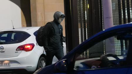 El exjefe militar de ETA Garikoitz Aspiazu Rubina, alias 'Txeroki', a su salida de la prisión de Martutene este 9 de febrero