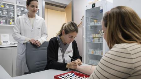 La doctora Laura Argiz le explica a una paciente las pruebas a realizar durante el estudio para mejorar la tolerancia al pescado iniciado en la Clínica Universidad de Navarra