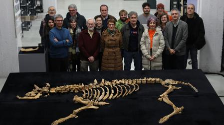 La presidenta y la consejera posan con el equipo que ha trabajado en el hallazgo