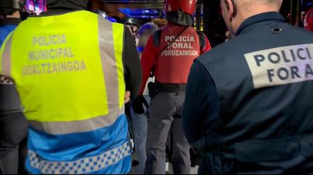 Policía Foral y Policía Municipal inspeccionando el local de ocio.