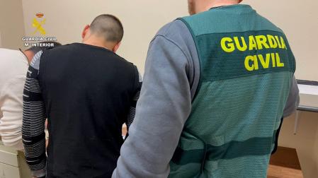 Imagen de los agentes de la Guardia Civil, en un momento de la investigación