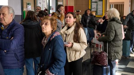 Largas colas en la estación de tren de Pamplona ante la cancelación de un tren a Madrid por la huelga de maquinistas