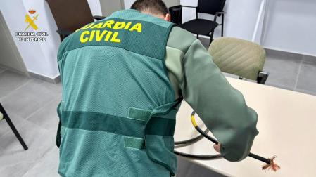 Imagen de un agente de la Guardia Civil encargado de la investigación por el robo