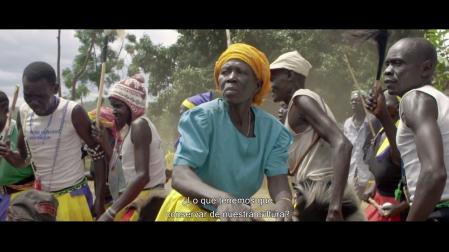 El documental 'Raíces perdidas', rodado en Uganda, en la Biblioteca de Navarra.