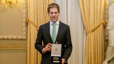 Mikel Galar, con la medalla.